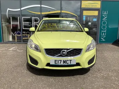 Used Volvo C30 145 HP (106 kW) 2012 Yellow Hatchback