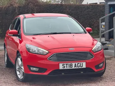 Käytetty Ford Focus Zetec 125 HP (91 kW) 2018 Punainen Viistoperä