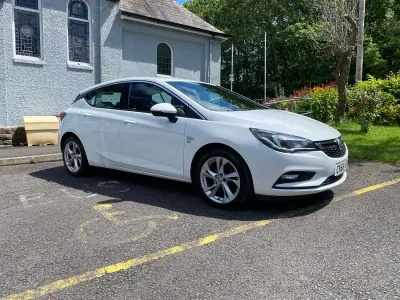 Used Vauxhall Astra SRi 150 HP (110 kW) 2016 White Hatchback