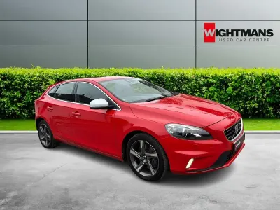 Used Volvo V40 R-Design 120 HP (88 kW) 2016 Red Hatchback