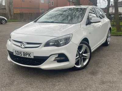 Used Vauxhall Astra Design Edition 115 HP (84 kW) 2014 White Hatchback