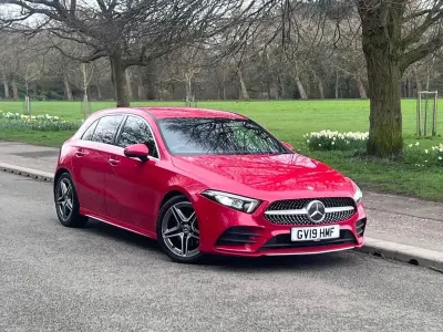 Begagnad Mercedes A180 Executive 136 HK (100 kW) 2019 Röd Halvkombi