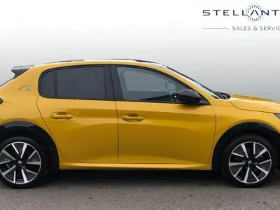 Second-hand Peugeot e-208 Premium 98 kW (134 CP) 2021 Galben Hatchback