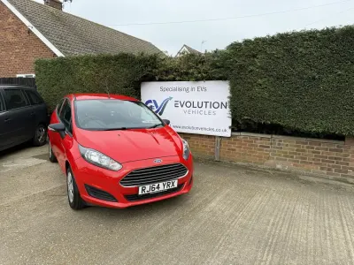 Usado Ford Fiesta Studio 82 CV (60 kW) 2015 Rojo Utilitario