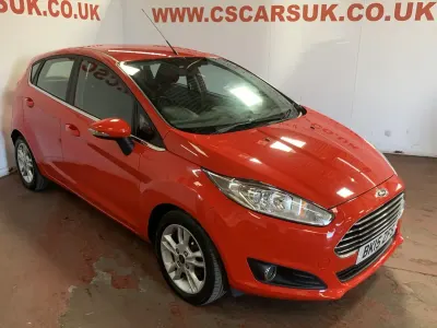 Usado Ford Fiesta Zetec 100 CV (73 kW) 2015 Rojo Utilitario