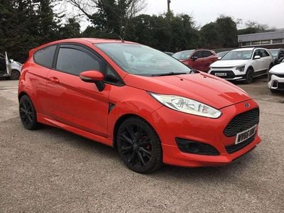 Used Ford Fiesta Zetec 125 HP (91 kW) 2015 Red Hatchback