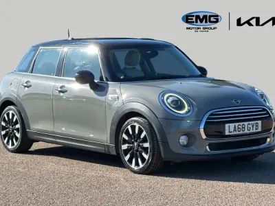 Usado Mini Cooper Exclusive 136 HP (100 kW) 2018 Cinzento Citadino