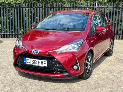 Used Toyota Yaris 100 HP (73 kW) 2018 Red Hatchback