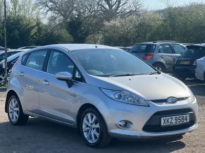 Używany Ford Fiesta Zetec 82 KM (60 kW) 2009 Srebrny Hatchback