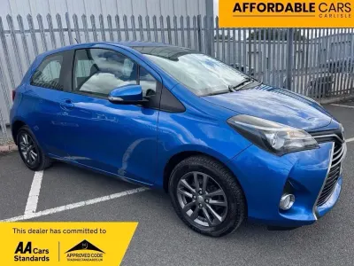Used Toyota Yaris 99 HP (72 kW) 2015 Blue Hatchback