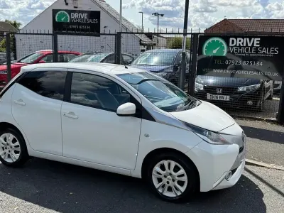 Used Toyota Aygo X-pure 69 HP (50 kW) 2016 White Hatchback