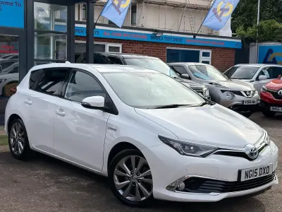 Used Toyota Auris Hybrid 136 HP (100 kW) 2015 White Hatchback