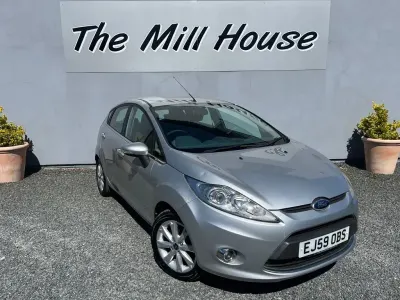 Usado Ford Fiesta Zetec 81 HP (59 kW) 2010 Prateado Citadino