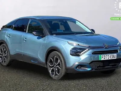 Begagnad Citroën e-C4 Shine 100 kW (136 HK) 2023 Blå Halvkombi