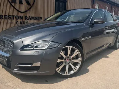 Usado Jaguar XJ Portfolio 300 CV (220 kW) 2016 Gris Berlina