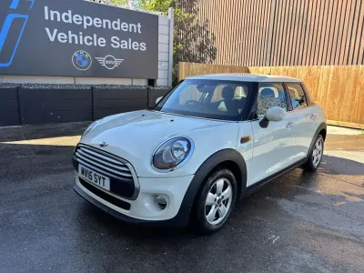 Begagnad Mini Cooper Hatch 136 HK (100 kW) 2015 Vit Halvkombi