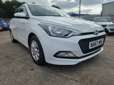 Used Hyundai i20 SE 84 HP (61 kW) 2017 White Hatchback