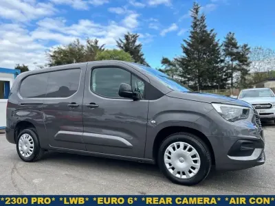 Usado Vauxhall Combo 100 HP (73 kW) 2023 Cinzento Monovolume