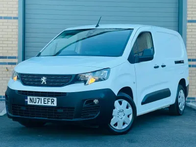 Używany Peugeot Partner Premium 131 KM (96 kW) 2021 Biały Minivan
