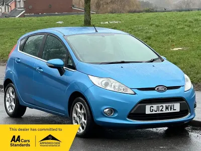 Begagnad Ford Fiesta Zetec 2012 Blå Halvkombi