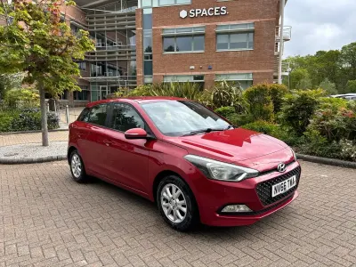 Begagnad Hyundai i20 SE 84 HK (61 kW) 2017 Röd Halvkombi
