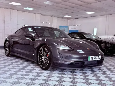 Usado Porsche Taycan Performance Package 11 kW (15 HP) 2021 Cinzento Sedan