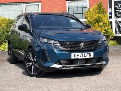 Usado Peugeot 5008 Premium 129 HP (94 kW) 2022 Azul SUV