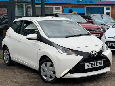 Gebraucht Toyota Aygo X-play 68 PS (50 kW) 2014 Weiß Kleinwagen
