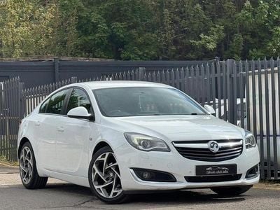 Second-hand Vauxhall Insignia Edition 2017 Alb Hatchback