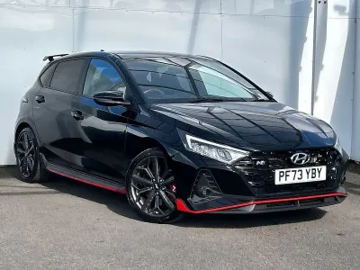 Begagnad Hyundai i20 204 HK (150 kW) 2023 Svart Halvkombi