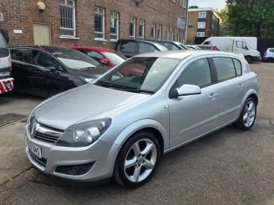 Usado Vauxhall Astra SRi 120 CV (88 kW) 2008 Plateado Utilitario