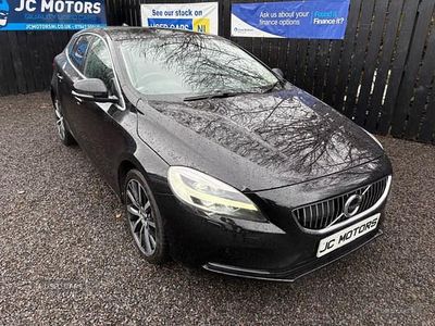 Begagnad Volvo V40 Inscription 2019 Svart Halvkombi