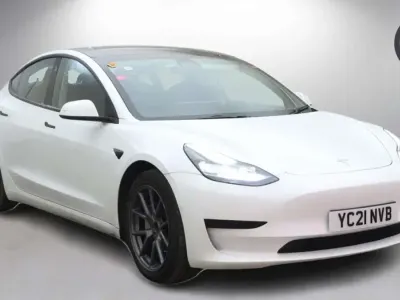 Używany Tesla Model 3 Standard Range 366 kW (498 KM) 2021 Biały Sedan/Limuzyna