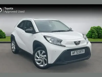 Używany Toyota Aygo X PURE 72 KM (52 kW) 2022 Biały SUV
