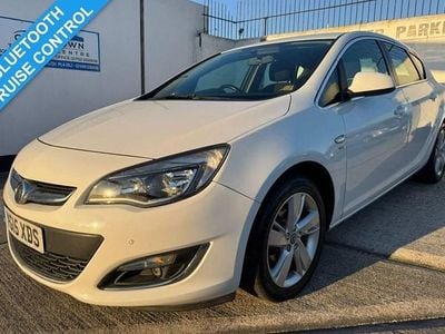 Used Vauxhall Astra SRi 100 HP (73 kW) 2015 White Hatchback