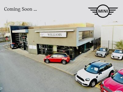 Begagnad Mini Cooper Classic 134 HK (98 kW) 2022 Röd Halvkombi