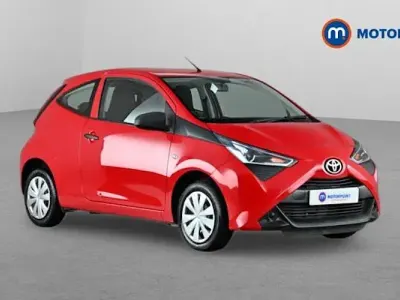 Usado Toyota Aygo 72 CV (52 kW) 2018 Rojo Utilitario