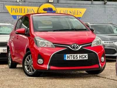 Used Toyota Yaris 99 HP (72 kW) 2016 Red Hatchback