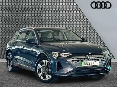 Usado Audi Q8 e-tron Sport 250 kW (340 HP) 2023 Azul SUV