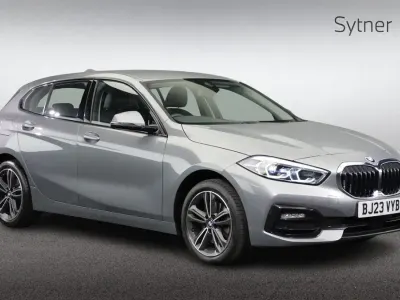 Usado BMW 118 Sport Line 134 CV (98 kW) 2023 Gris Utilitario