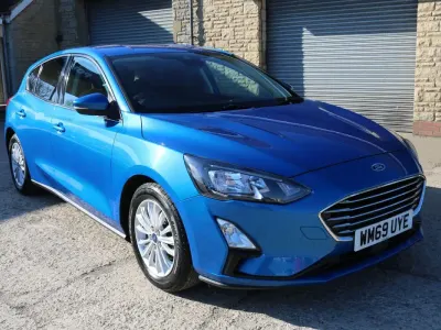 Begagnad Ford Focus Titanium 120 HK (88 kW) 2020 Blå Halvkombi