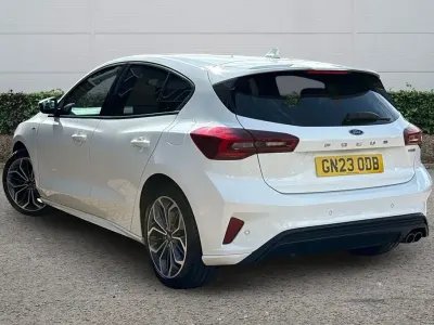 Begagnad Ford Focus ST-Line X 2023 Vit Halvkombi