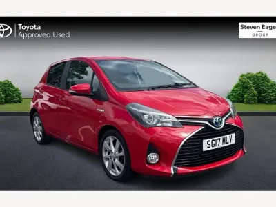 Used Toyota Yaris 100 HP (73 kW) 2017 Red Hatchback