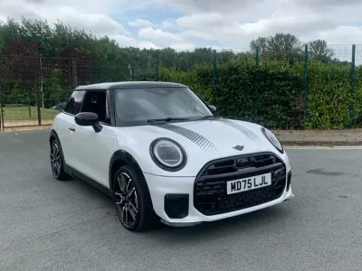 Used Mini Cooper Hatch 113 kW (154 HP) 2025 White Hatchback