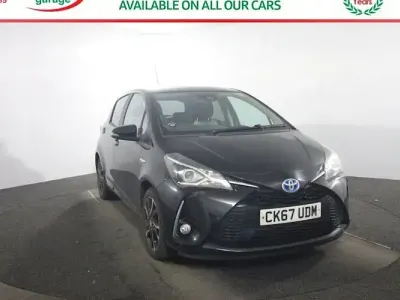 Used Toyota Yaris Hybrid Design 101 HP (74 kW) 2017 Black Hatchback