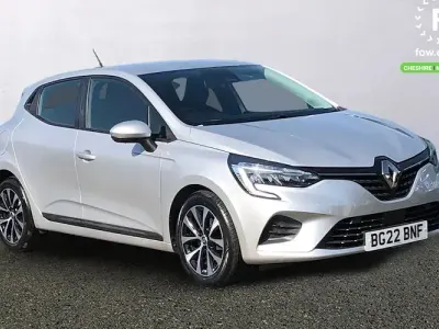 Used Renault Clio Iconic 90 HP (66 kW) 2022 Silver Hatchback