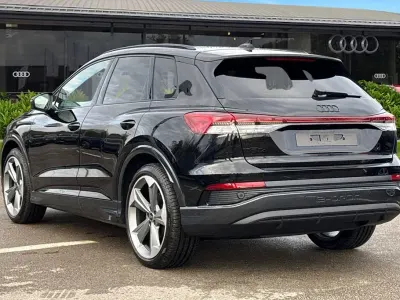 Nouă Audi Q4 e-tron Black Edition 210 kW (286 CP) 2025 Negru SUV
