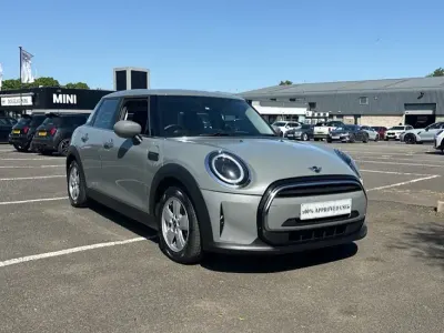 Usado Mini ONE Classic 102 CV (75 kW) 2021 Gris Utilitario