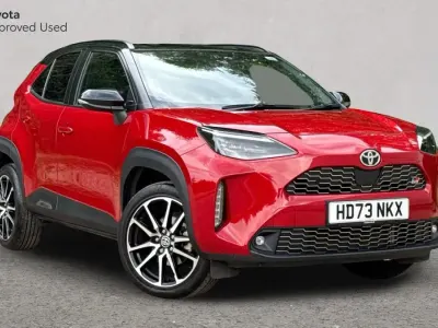 Usado Toyota Yaris Hybrid Sport 116 HP (85 kW) 2023 Scarlet flare bitone SUV