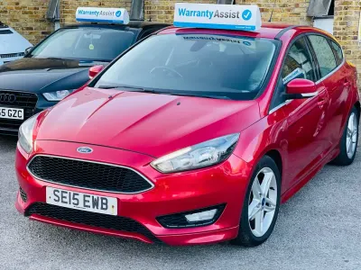 Begagnad Ford Focus Zetec 125 HK (91 kW) 2015 Röd Halvkombi